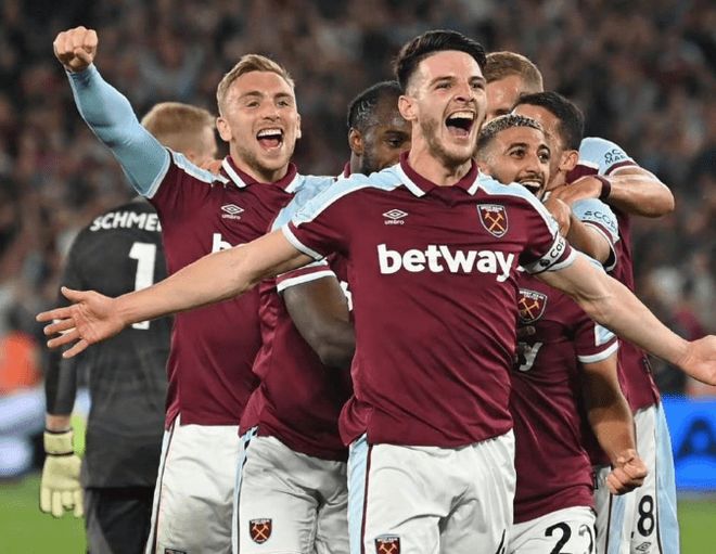 洛杉矶快船以131-116击败黄蜂，哈登55分刷新个人得分纪录，成为首位在两支球队保持得分纪录的球员。