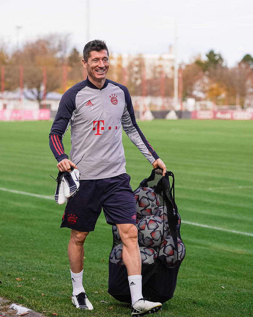 林诗栋2比1胜张本智和，国乒混团世界杯三连冠