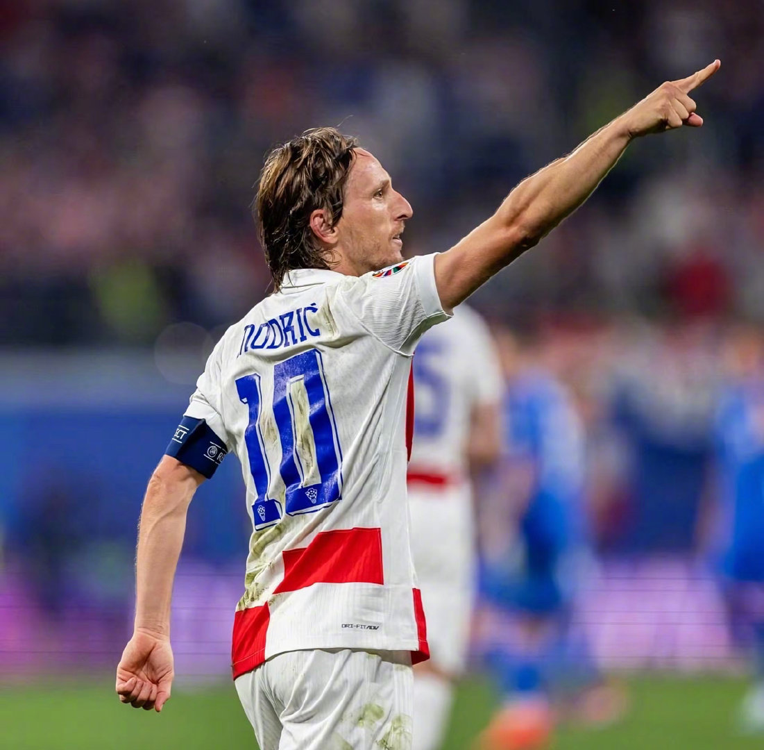 詹姆斯关键时刻稳住节奏